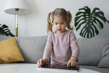 meisje met tablet schermtijd kinderen