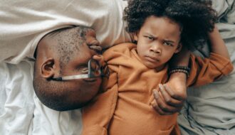 boze peuter met driftbui en vader