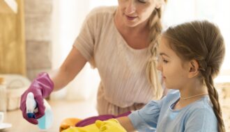 moeder en dochter maken schoon klusjes