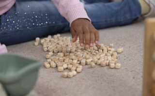 Waarom houten speelgoed perfect is voor peuters