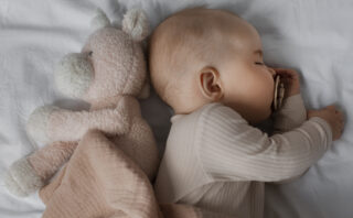 Baby slaapt niet door? Oorzaken, tips & wanneer je je zorgen moet maken