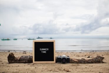 Waarom je peuter tijdens de zomervakantie sneller overprikkeld raakt (en wat helpt)